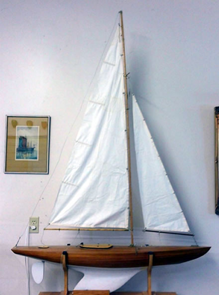 The 1920s style sailing boat In which the sails and rudder are radio-controlled.